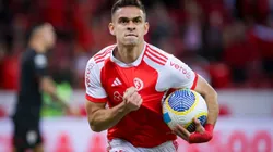 Borré comemora seu gol diante do Atlético-GO.
