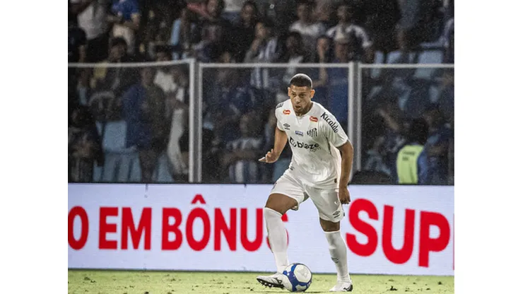 Alex Nascimento teve seu retorno ao time do Santos diante do Avaí.