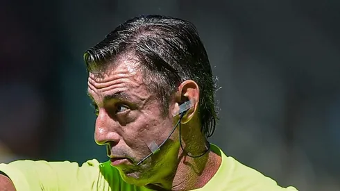 Raphael Claus durante partida do Fla. Jornalista elogia árbitro.