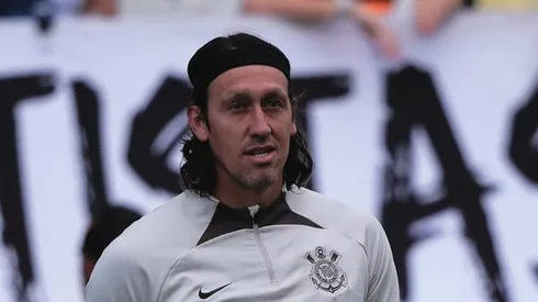 Cássio durante aquecimento antes da partida contra o Fluminense. Ele foi para o banco de reservas.