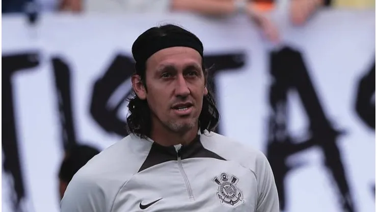 Cássio durante aquecimento antes da partida contra o Fluminense. Ele foi para o banco de reservas.