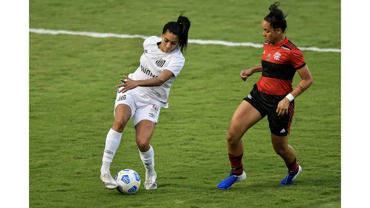 Rafa Barros jogadora do Flamengo disputa lance com Brena jogadora do Santos durante partida no estadio Luso Brasileiro pelo campeonato Brasileiro A Feminino 2021. Foto: Thiago Ribeiro/AGIF