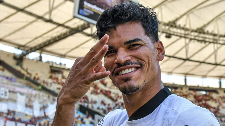 Danilo comemorando a vitória no clássico entre Flamengo x Botafogo