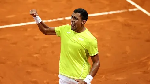 Thiago Monteiro comemora vitória sobre Tsitsipas. Foto: Clive Brunskill/Getty Images