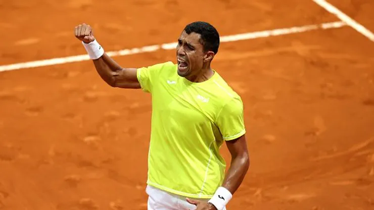 Thiago Monteiro comemora vitória sobre Tsitsipas. Foto: Clive Brunskill/Getty Images