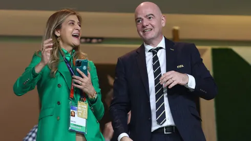 Leila Pereira, presidente do Palmeiras, e Gianni Infantino, presidente da Fifa, junto nas tribunas do Mundial de 2021, em Palmeiras x Chelsea. Foto: Francois Nel/Getty Images