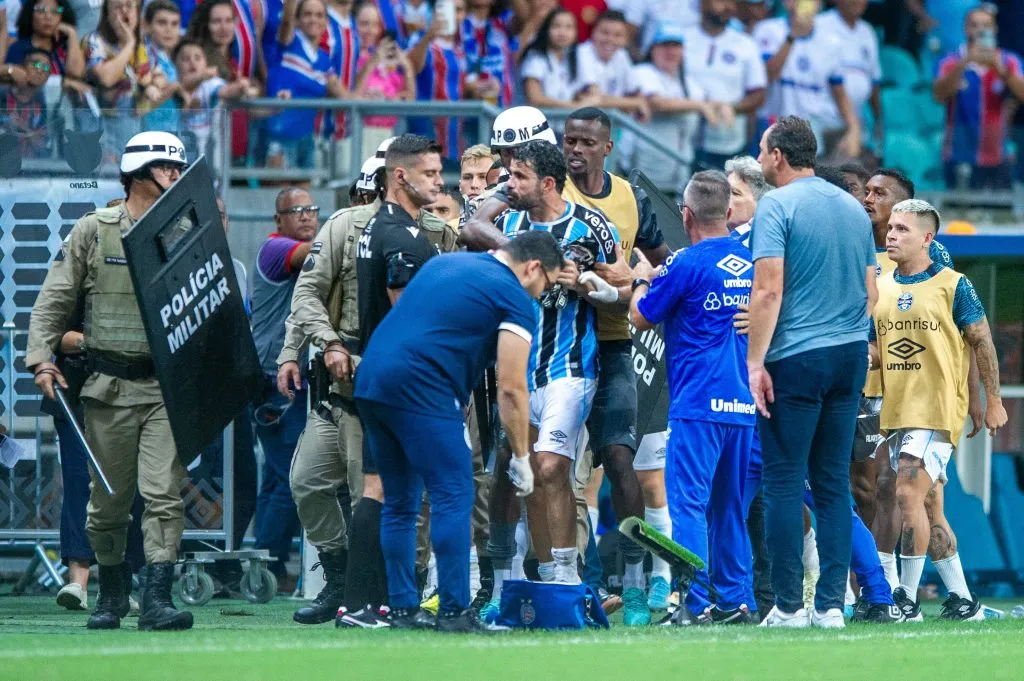 Jogadores do Grêmio partem para cima do quarto árbitro após expulsão de Diego Costa. Foto: Jhony Pinho/AGIF