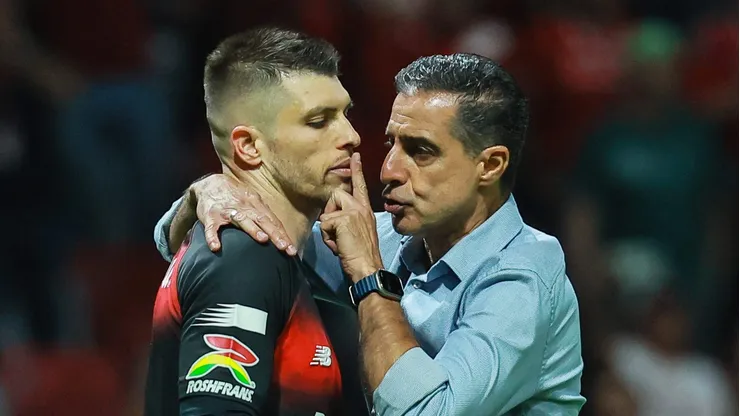 Tiago Volpi e Renato Paiva após o revés do Toluca (MEX). Foto: Manuel Velasquez/Getty Images.