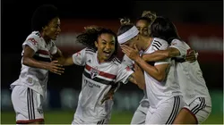 Foto: Thiago Ribeiro/AGIF - Jogadoras do SPFC comemorando gol.