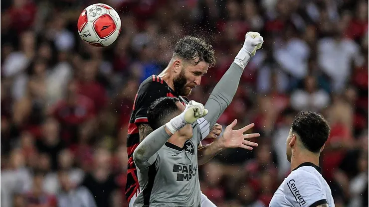 Gatito e Léo Pereira dividem bola na área em clássico. Foto: Thiago Ribeiro/AGIF