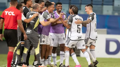 Gustavo Scarpa jogador do Atletico-MG comemora seu gol com jogadores do seu time durante partida contra o Cuiaba no estadio Arena Pantanal pelo campeonato Brasileiro A 2024. Foto: Gil Gomes/AGIF