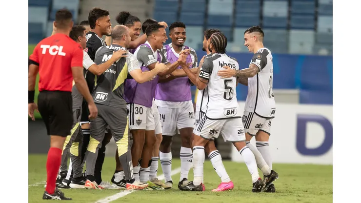 Gustavo Scarpa jogador do Atletico-MG comemora seu gol com jogadores do seu time durante partida contra o Cuiaba no estadio Arena Pantanal pelo campeonato Brasileiro A 2024. Foto: Gil Gomes/AGIF