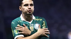 Raphael Veiga comemorando gol em partida do Campeonato Paulista