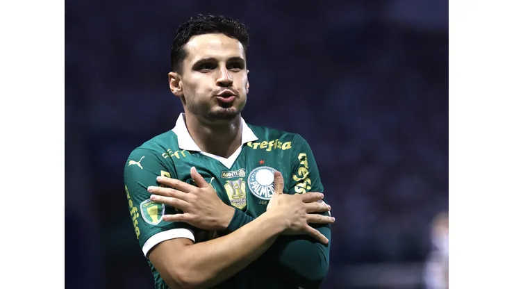 Raphael Veiga comemorando gol em partida do Campeonato Paulista