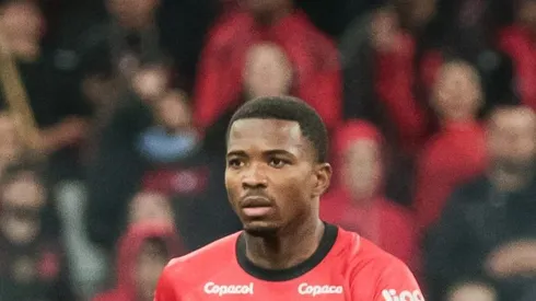 Zagueiro foi contratado após passagem pelo Athletico-PR