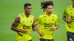 Orlando Berrío (à esquerda) fez parte do elenco do Flamengo campeão da Libertadores em 2019 e pode reforçar o Santos em julho
