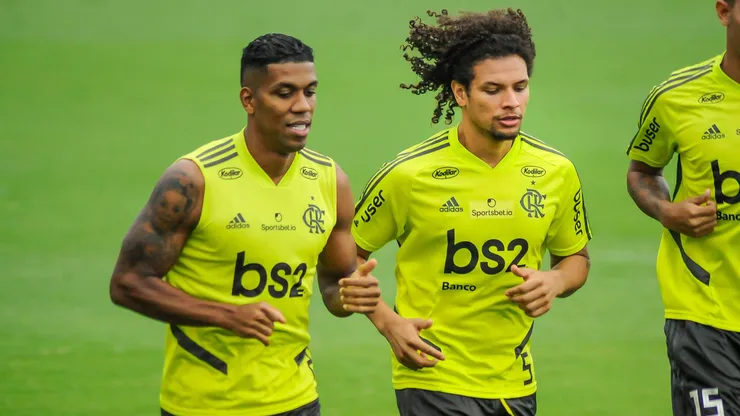 Orlando Berrío (à esquerda) fez parte do elenco do Flamengo campeão da Libertadores em 2019 e pode reforçar o Santos em julho