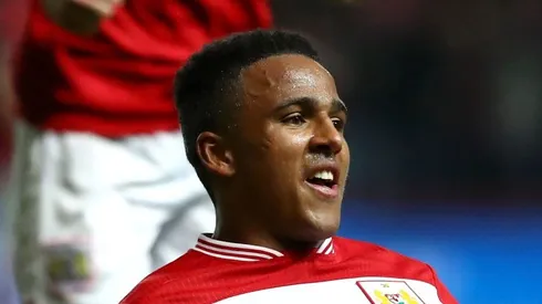 Niclas Eliasson com a camisa do Bristol City. Atacante na mira do Imortal.