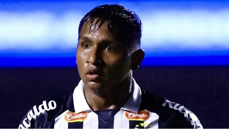 Alfredo Morelos durante partida contra o Sao Paulo. Atacante foi titular na Série B.