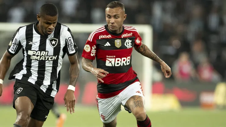 Flamengo x Botafogo. Junior Santos disputa com Everton Cebolinha.