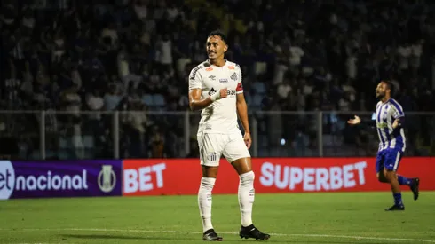 Diego Pituca jogador do Santos durante partida contra o Avai no estadio Ressacada pelo campeonato Brasileiro B 2024. Foto: Leonardo Hubbe/AGIF