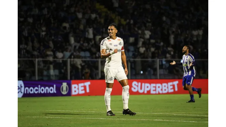 Diego Pituca jogador do Santos durante partida contra o Avai no estadio Ressacada pelo campeonato Brasileiro B 2024. Foto: Leonardo Hubbe/AGIF