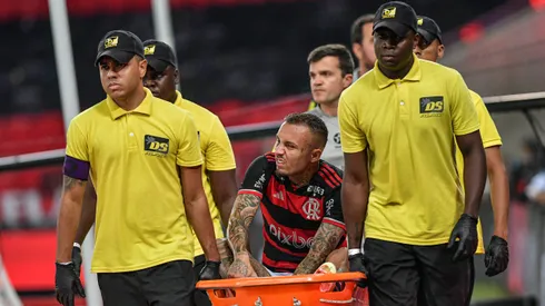 RJ - RIO DE JANEIRO - 17/04/2024 - BRASILEIRO A 2024, FLAMENGO X SAO PAULO - Everton Cebolinha jogador do Flamengo sai machucado durante partida contra o Sao Paulo no estadio Maracana pelo campeonato Brasileiro A 2024. Foto: Thiago Ribeiro/AGIF