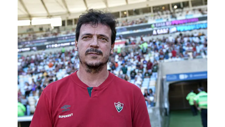 Fernando Diniz tenta manter histórico positivo diante do Corinthians.