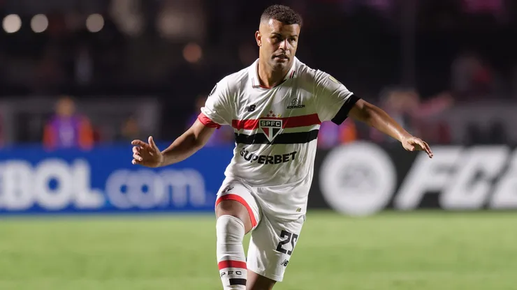 SP - SAO PAULO - 10/04/2024 - COPA LIBERTADORES 2024, SAO PAULO X COBRESAL - Alisson jogador do Sao Paulo durante partida contra o Cobresal no estadio Morumbi pelo campeonato Copa Libertadores 2024. Foto: Anderson Romao/AGIF
