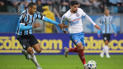 Bruno Alves jogador do Gremio disputa lance com Cauly jogador do Bahia durante partida no estadio Arena do Gremio pelo campeonato Copa do Brasil 2023. Foto: Pedro H. Tesch/AGIF