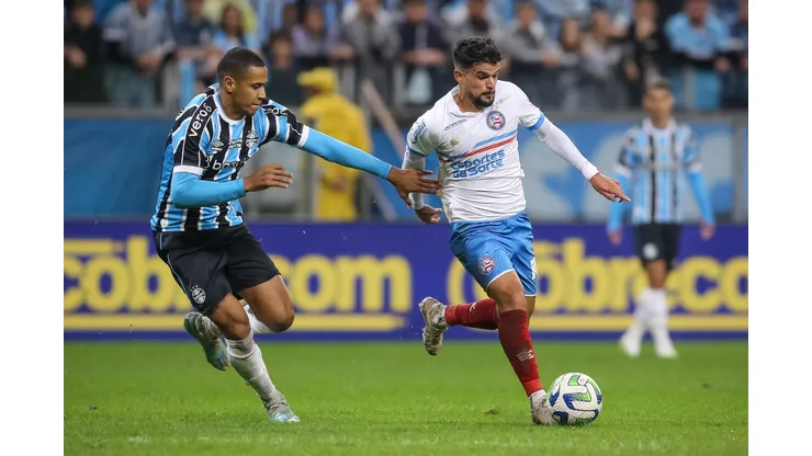 Bruno Alves jogador do Gremio disputa lance com Cauly jogador do Bahia durante partida no estadio Arena do Gremio pelo campeonato Copa do Brasil 2023. Foto: Pedro H. Tesch/AGIF