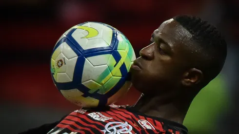 Vinicius Junior do Flamengo durante aquecimento antes da partida contra o Fluminense no estadio Mane Garrincha pelo campeonato Brasileiro A 2018. Foto: Andre Borges/AGIF