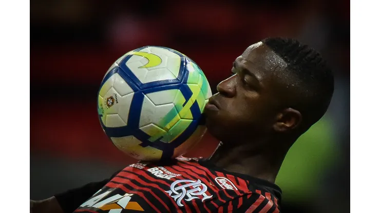 Vinicius Junior do Flamengo durante aquecimento antes da partida contra o Fluminense no estadio Mane Garrincha pelo campeonato Brasileiro A 2018. Foto: Andre Borges/AGIF