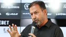 SP - SAO PAULO - 10/01/2024 - CORINTHIANS, APRESENTACAO DIEGO PALACIOS - O presidente do Corinthians Augusto Melo fala aos jornalistas durante apresentacao oficial de Diego Palacios como jogador do Corinthians em coletiva de imprensa realizada no CT Joaquim Grava. Foto: Marcello Zambrana/AGIF