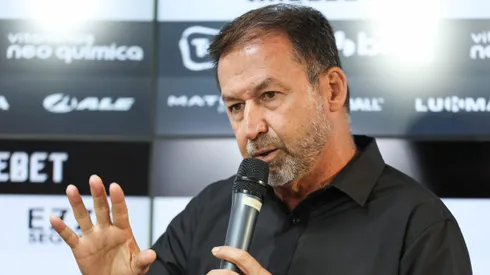 SP - SAO PAULO - 10/01/2024 - CORINTHIANS, APRESENTACAO DIEGO PALACIOS - O presidente do Corinthians Augusto Melo fala aos jornalistas durante apresentacao oficial de Diego Palacios como jogador do Corinthians em coletiva de imprensa realizada no CT Joaquim Grava. Foto: Marcello Zambrana/AGIF