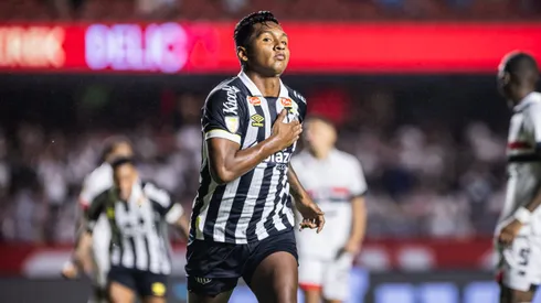 Atacante colombiano comemorando gol diante do São Paulo