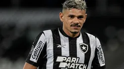 Jogador sofreu uma lesão muscular na região posterior da coxa. Thiago Ribeiro/AGIF.