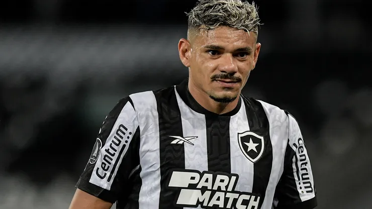 Jogador sofreu uma lesão muscular na região posterior da coxa. Thiago Ribeiro/AGIF.