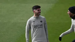 Beraldo em ação durante treinamento, ao lado de Mbappé. Foto: Stuart Franklin/Getty Images