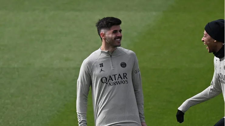 Beraldo em ação durante treinamento, ao lado de Mbappé. Foto: Stuart Franklin/Getty Images