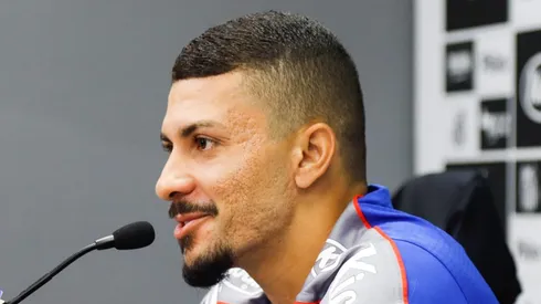 Alison, volante que está machucado e tem contrato com o Santos