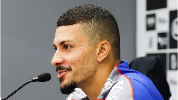 Alison, volante que está machucado e tem contrato com o Santos