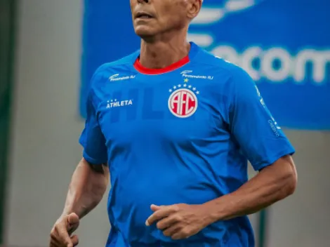 Romário realiza primeiro treino pelo América-RJ ao lado do filho