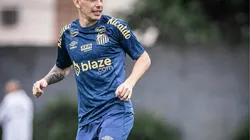 Gonzalo Escobar, lateral argentino do Santos, já treina no CT Rei Pelé.