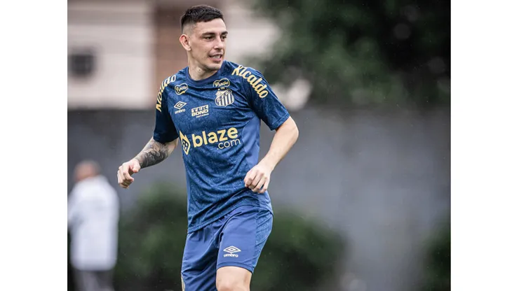 Gonzalo Escobar, lateral argentino do Santos, já treina no CT Rei Pelé.