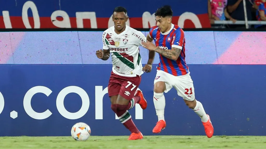 Marquinhos, do Fluminense, contra o Cerro Porteño. Foto: Christian Alvarenga/Getty Images