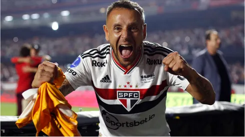 Foto: Ricardo Moreira/Getty Images – Rafinha comemora classificação do SPFC