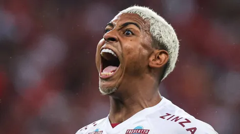 John Kennedy esteve com mais três jogadores em festa na concentração e se complicou no Flu