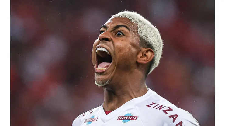 John Kennedy esteve com mais três jogadores em festa na concentração e se complicou no Flu