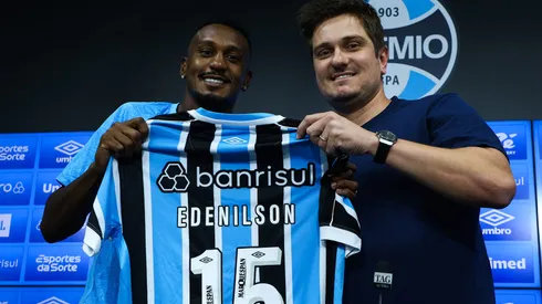 Edenilson em sua apresentação ao Grêmio, com o vice de futebol Antônio Brum, no dia 24/04/2024. Foto: Rodrigo Fatturi/Grêmio